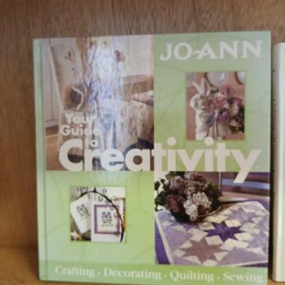 Books Simplicity's Home decorating - Jo-Ann Guide to Creativity - Refinishing old Furniture and household hints