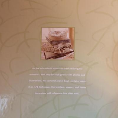 Books Simplicity's Home decorating - Jo-Ann Guide to Creativity - Refinishing old Furniture and household hints