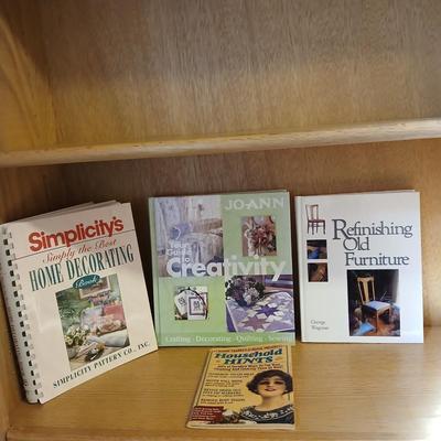 Books Simplicity's Home decorating - Jo-Ann Guide to Creativity - Refinishing old Furniture and household hints