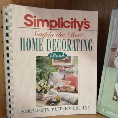 Books Simplicity's Home decorating - Jo-Ann Guide to Creativity - Refinishing old Furniture and household hints