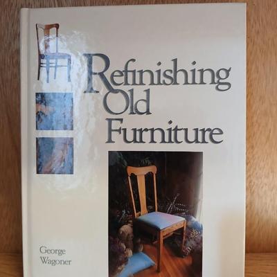 Books Simplicity's Home decorating - Jo-Ann Guide to Creativity - Refinishing old Furniture and household hints