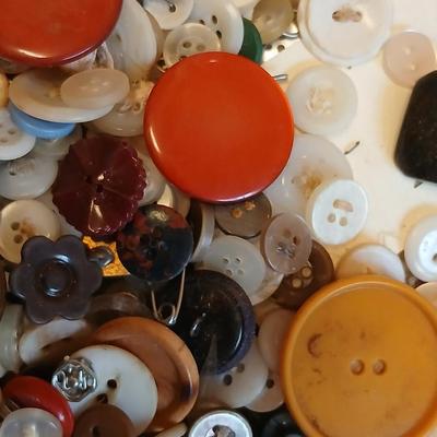 Antique Muriel Senators the light cigar metal container with an assortment of buttons