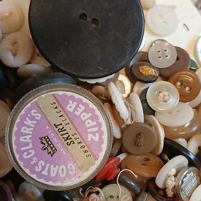 Antique Muriel Senators the light cigar metal container with an assortment of buttons
