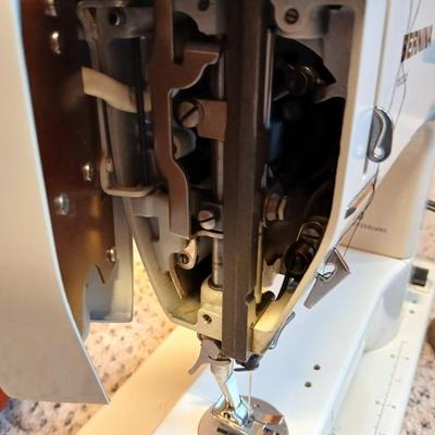 Nice working Bernina sewing machine - complete with -foot pedal- manual - needles - and case full of accessories
