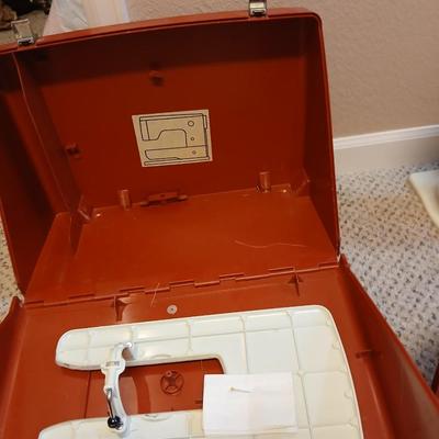 Nice working Bernina sewing machine - complete with -foot pedal- manual - needles - and case full of accessories