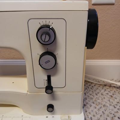 Nice working Bernina sewing machine - complete with -foot pedal- manual - needles - and case full of accessories