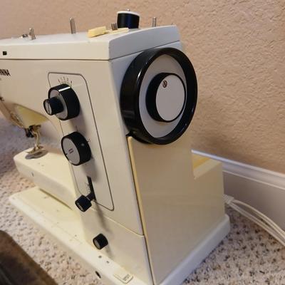 Nice working Bernina sewing machine - complete with -foot pedal- manual - needles - and case full of accessories