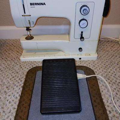 Nice working Bernina sewing machine - complete with -foot pedal- manual - needles - and case full of accessories