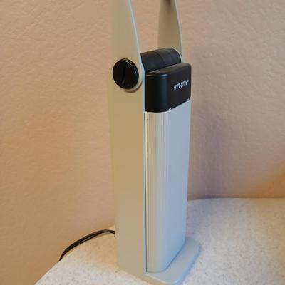 Working OTT-LITE TrueColor sewing / crafting light