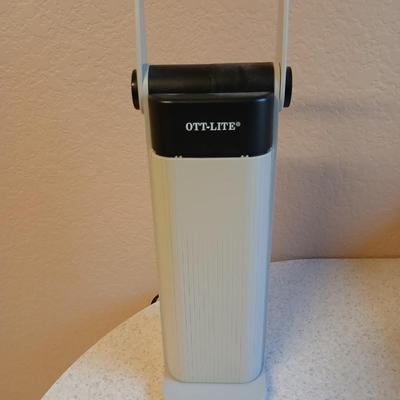 Working OTT-LITE TrueColor sewing / crafting light