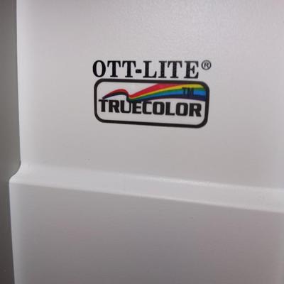 Working OTT-LITE TrueColor sewing / crafting light
