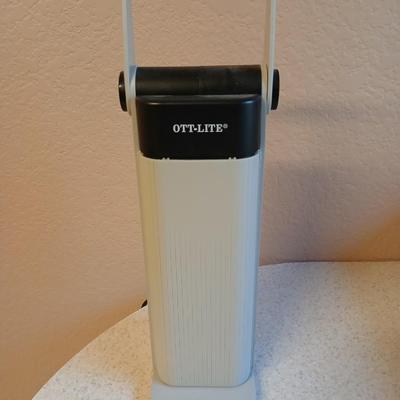 Working OTT-LITE TrueColor sewing / crafting light