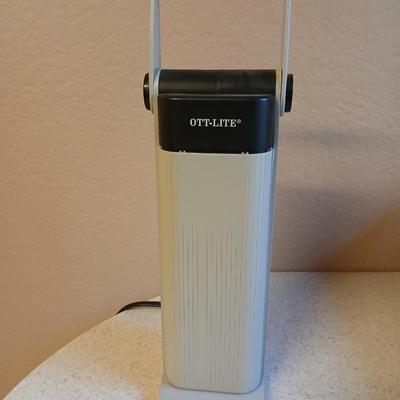 Working OTT-LITE TrueColor sewing / crafting light