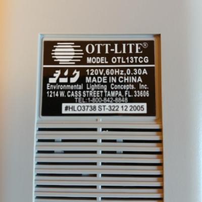 Working OTT-LITE TrueColor sewing / crafting light