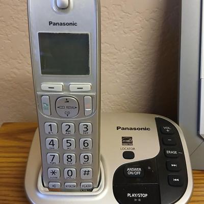 Panasonic cordless phone set and a Sky-Scan Atomic clock