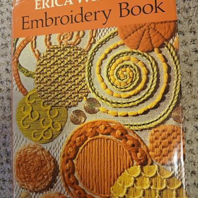 Crafting books - Embroidery book 10-20-30 minutes to sew - Easy sewing with knits and singer sewing with knits