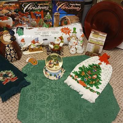 Christmas - books - figures - snow globe - Kitchen towels and more