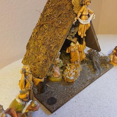 Christmas - Fontanini Dept. ITALY Nativity barn with Fontanini figures