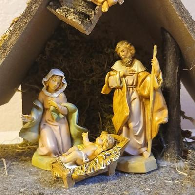 Christmas - Fontanini Dept. ITALY Nativity barn with Fontanini figures