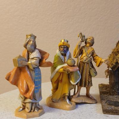 Christmas - Fontanini Dept. ITALY Nativity barn with Fontanini figures
