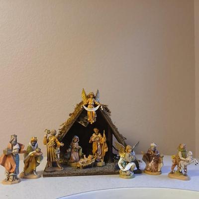 Christmas - Fontanini Dept. ITALY Nativity barn with Fontanini figures