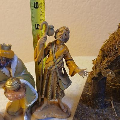 Christmas - Fontanini Dept. ITALY Nativity barn with Fontanini figures