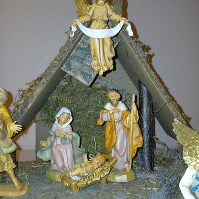 Christmas - Fontanini Dept. ITALY Nativity barn with Fontanini figures