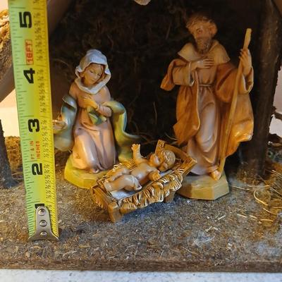 Christmas - Fontanini Dept. ITALY Nativity barn with Fontanini figures