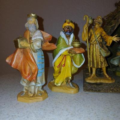 Christmas - Fontanini Dept. ITALY Nativity barn with Fontanini figures
