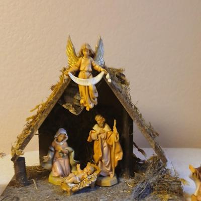 Christmas - Fontanini Dept. ITALY Nativity barn with Fontanini figures