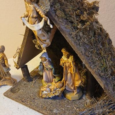 Christmas - Fontanini Dept. ITALY Nativity barn with Fontanini figures
