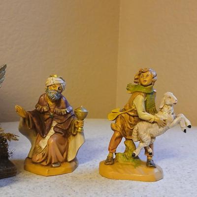 Christmas - Fontanini Dept. ITALY Nativity barn with Fontanini figures