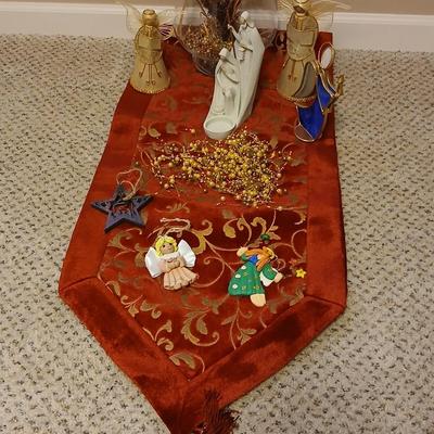 Christmas angels with silk table runner, large centerpiece vase and more