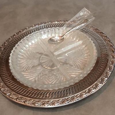 Beautiful Wm Rogers 711 silver plate platter with divided glass dish and silverplate spoon