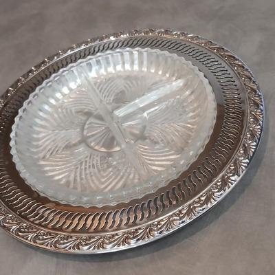 Beautiful Wm Rogers 711 silver plate platter with divided glass dish and silverplate spoon