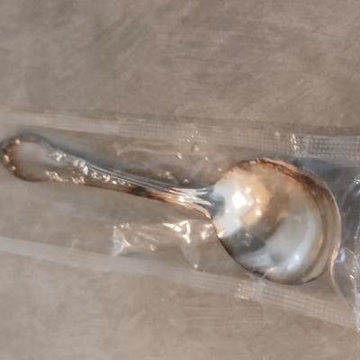 Beautiful Wm Rogers 711 silver plate platter with divided glass dish and silverplate spoon