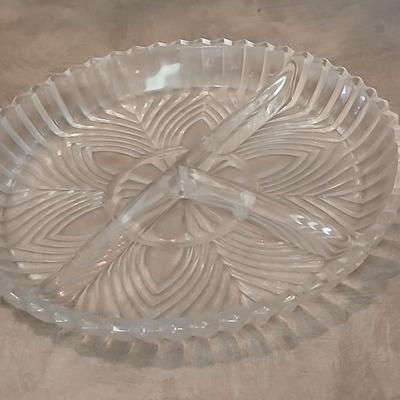 Beautiful Wm Rogers 711 silver plate platter with divided glass dish and silverplate spoon