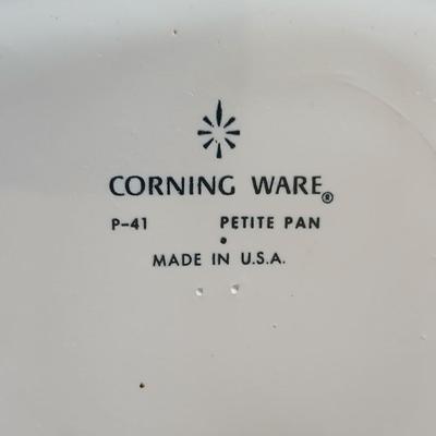 Four Corning ware dishes two with lids