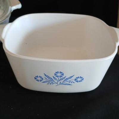 Four Corning ware dishes two with lids