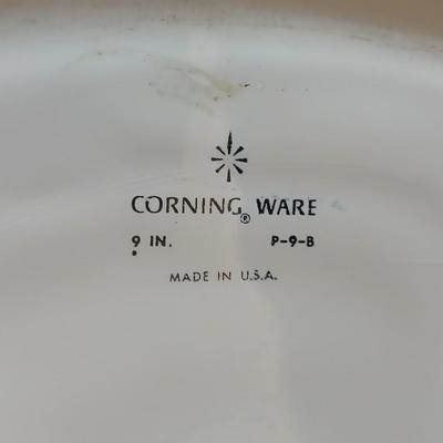 Four Corning ware dishes two with lids