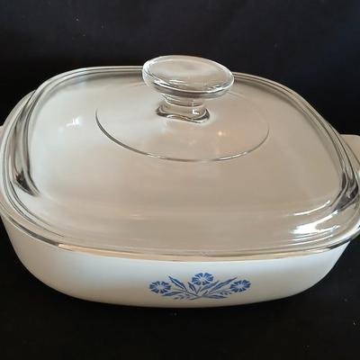 Four Corning ware dishes two with lids