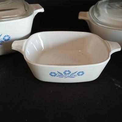Four Corning ware dishes two with lids