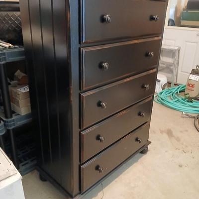 Emerald Home Furnishings Chest of drawers