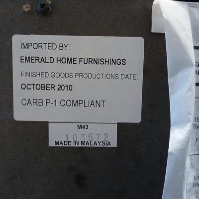Emerald Home Furnishings Chest of drawers