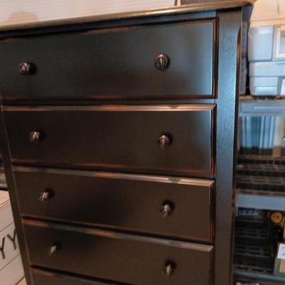 Emerald Home Furnishings Chest of drawers