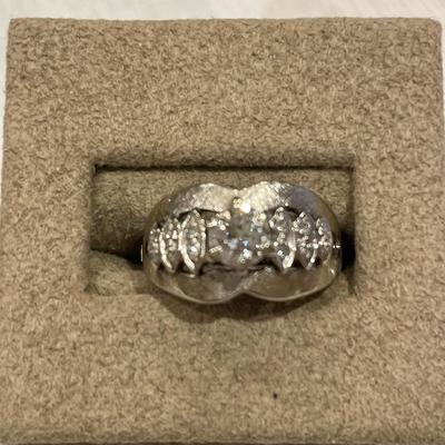 Stunning ladies 14k gold ring