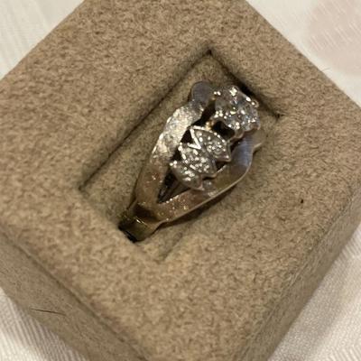 Stunning ladies 14k gold ring