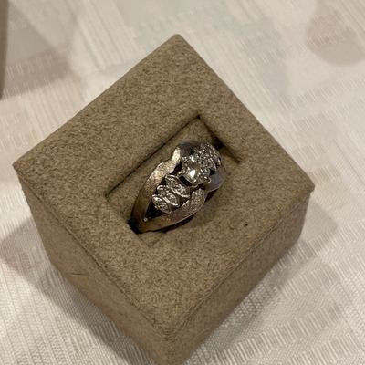 Stunning ladies 14k gold ring