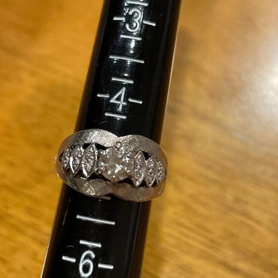 Stunning ladies 14k gold ring