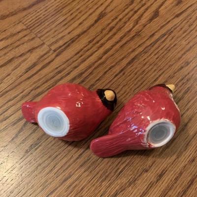 Cardinal Christmas salt & pepper shakers set with tray